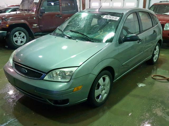 3FAFP37N05R130415 - 2005 FORD FOCUS ZX5 GRAY photo 2