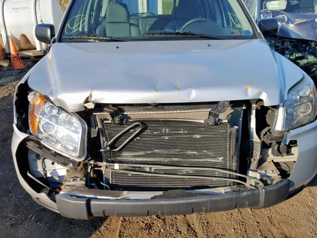 2HKYF18127H536479 - 2007 HONDA PILOT LX SILVER photo 9