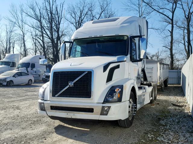 4V4NC9EH0HN990179 - 2017 VOLVO VN VNL WHITE photo 2