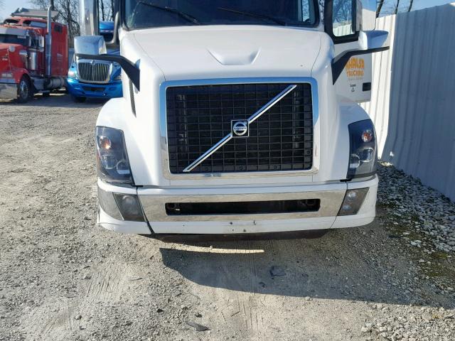 4V4NC9EH0HN990179 - 2017 VOLVO VN VNL WHITE photo 7