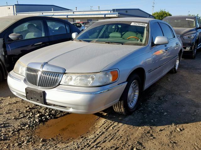 1LNHM83WX1Y637773 - 2001 LINCOLN TOWN CAR C SILVER photo 2