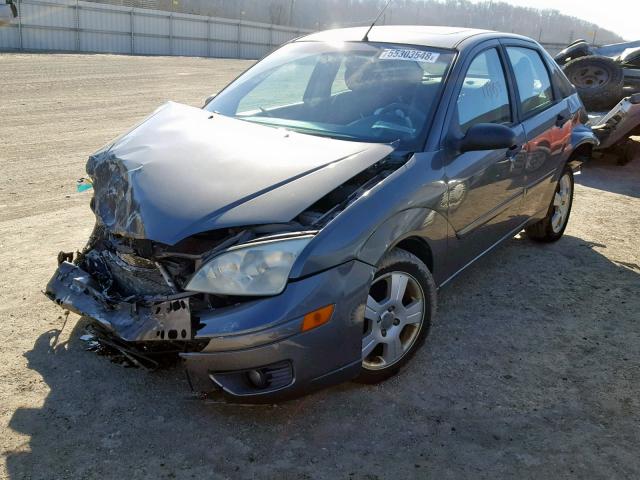 1FAFP34N95W230854 - 2005 FORD FOCUS ZX4 GRAY photo 2