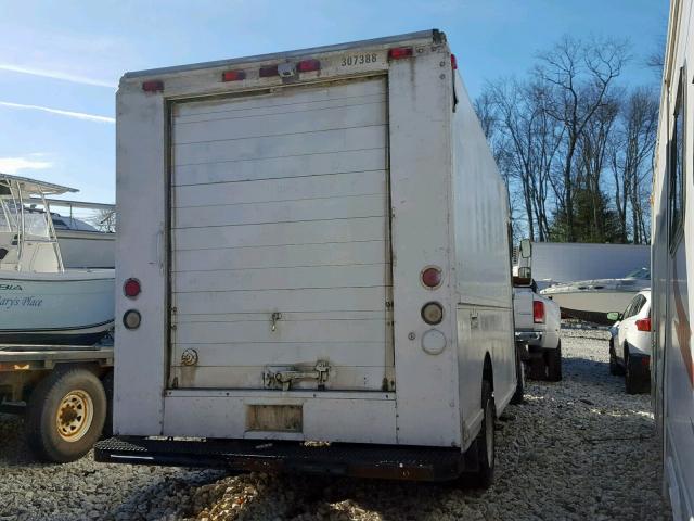 4UZAANBW31CJ22119 - 2001 FREIGHTLINER CHASSIS M WHITE photo 4