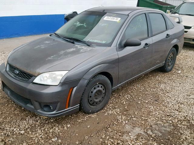 1FAFP34N66W162269 - 2006 FORD FOCUS ZX4 GRAY photo 2