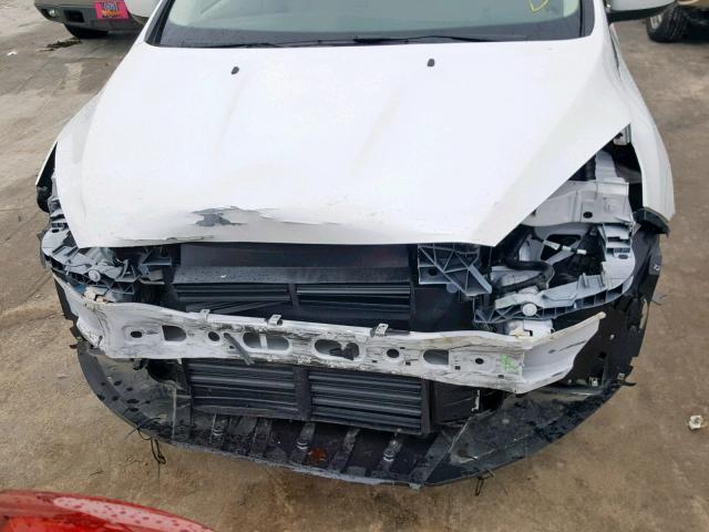 1FADP3F2XJL220324 - 2018 FORD FOCUS SE WHITE photo 9