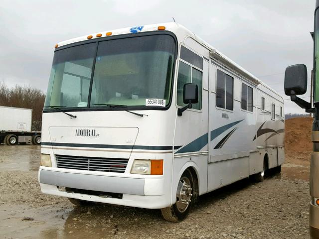 5B4MP67G923347188 - 2002 WORKHORSE CUSTOM CHASSIS MOTORHOME WHITE photo 2