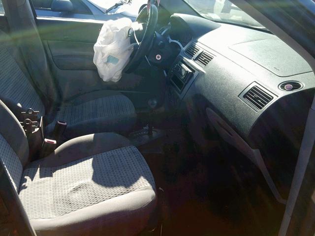 1FAFP34N56W252111 - 2006 FORD FOCUS ZX4 GRAY photo 5