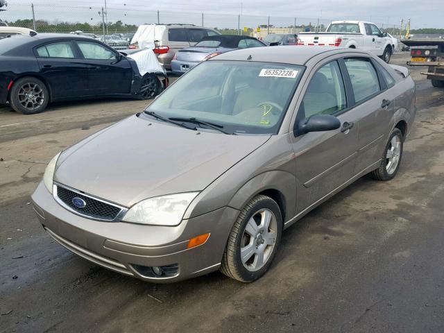 1FAFP34N65W139556 - 2005 FORD FOCUS ZX4 TAN photo 2