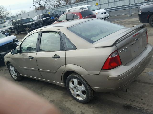 1FAFP34N65W139556 - 2005 FORD FOCUS ZX4 TAN photo 3