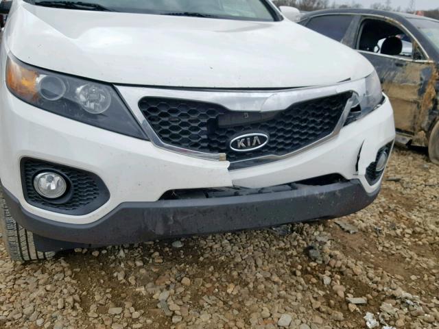 5XYKT4A15BG087051 - 2011 KIA SORENTO BA WHITE photo 9