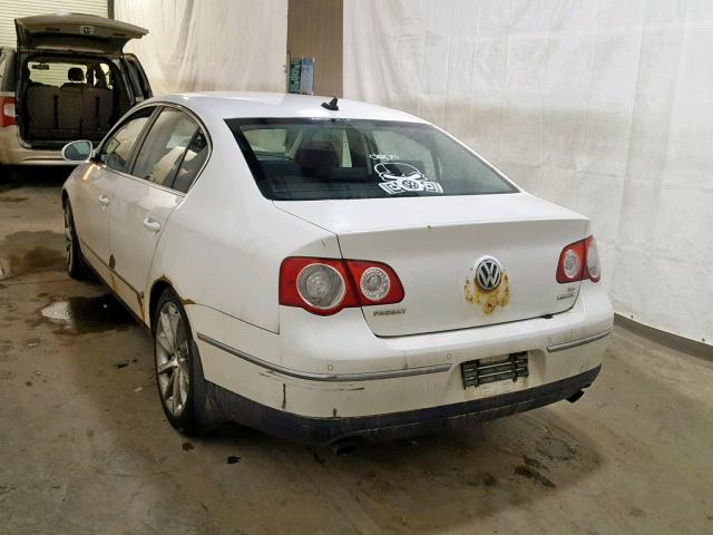 WVWDU73C28E187311 - 2008 VOLKSWAGEN PASSAT VR6 WHITE photo 3