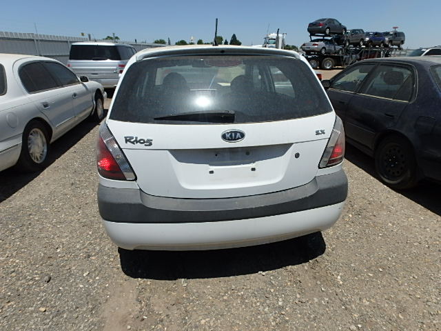 KNADE163066070806 - 2006 KIA RIO 5 WHITE photo 10