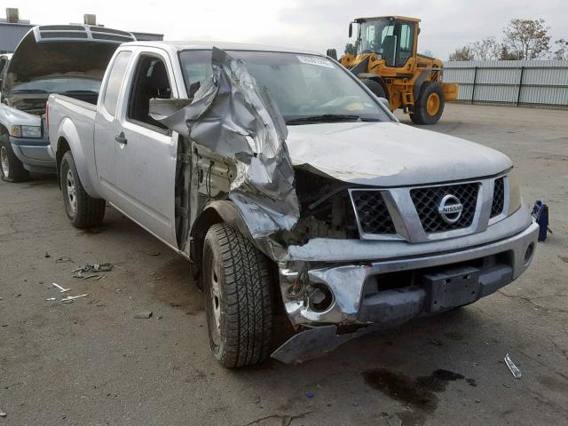 1N6AD06W55C450881 - 2005 NISSAN FRONTIER K SILVER photo 1