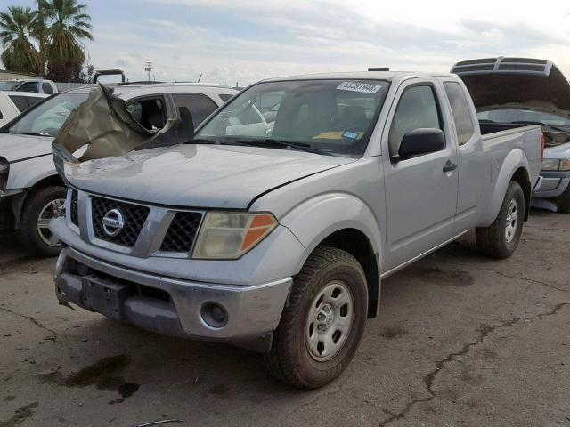 1N6AD06W55C450881 - 2005 NISSAN FRONTIER K SILVER photo 2