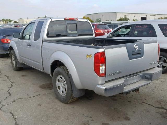 1N6AD06W55C450881 - 2005 NISSAN FRONTIER K SILVER photo 3