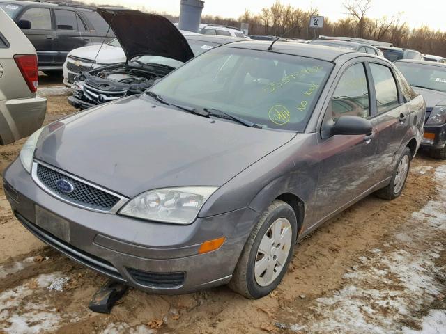 1FAFP34N46W182097 - 2006 FORD FOCUS ZX4 GRAY photo 2