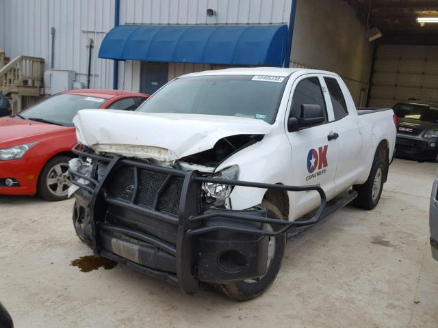 5TFRM5F1XCX042518 - 2012 TOYOTA TUNDRA DOU WHITE photo 2