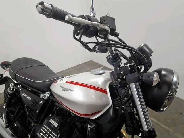 ZGULHU007HM000060 - 2017 MOTO GUZZI V9 BOBBER WHITE photo 19