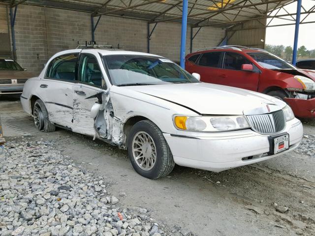 1LNHM82W6YY869122 - 2000 LINCOLN TOWN CAR S WHITE photo 1