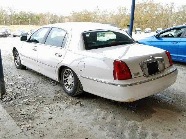 1LNHM82W6YY869122 - 2000 LINCOLN TOWN CAR S WHITE photo 3