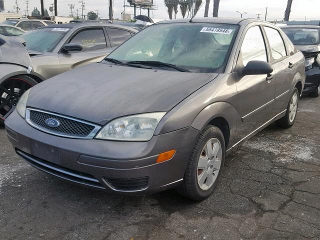 1FAFP34N26W182163 - 2006 FORD FOCUS ZX4 GRAY photo 2