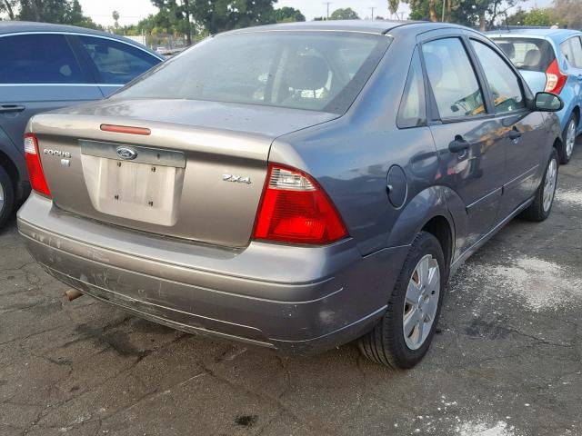 1FAFP34N26W182163 - 2006 FORD FOCUS ZX4 GRAY photo 4