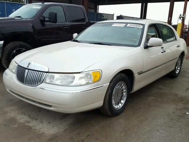 1LNHM83WXYY906476 - 2000 LINCOLN TOWN CAR C CREAM photo 2