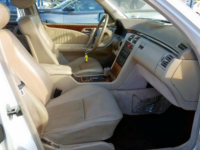 WDBJF65HXXA718095 - 1999 MERCEDES-BENZ E 320 WHITE photo 5