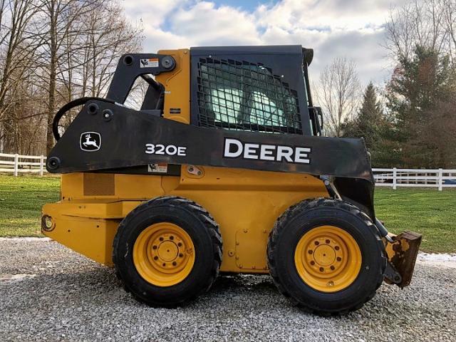 1T0320EEKDJ253801 - 2013 JOHN DEERE 320E YELLOW photo 1