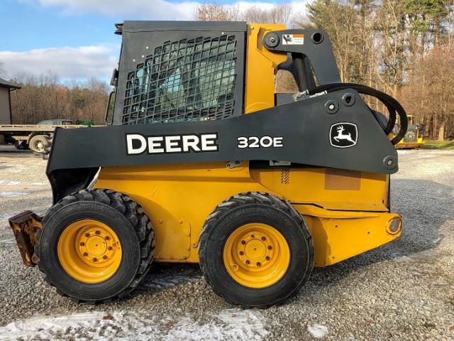 1T0320EEKDJ253801 - 2013 JOHN DEERE 320E YELLOW photo 2