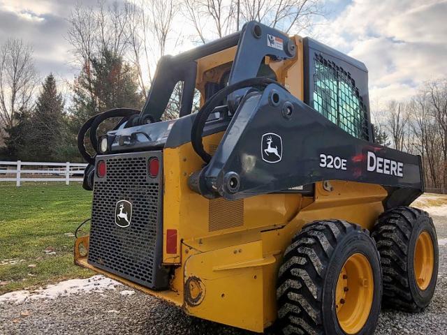 1T0320EEKDJ253801 - 2013 JOHN DEERE 320E YELLOW photo 3