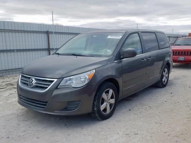 2V4RW3D12AR333257 - 2010 VOLKSWAGEN ROUTAN SE BROWN photo 2