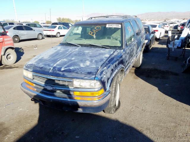 1GNDT13W9W2297403 - 1998 CHEVROLET BLAZER BLUE photo 2