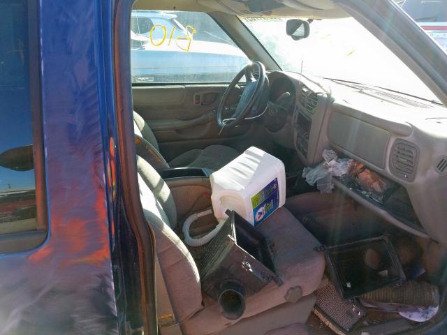 1GNDT13W9W2297403 - 1998 CHEVROLET BLAZER BLUE photo 5