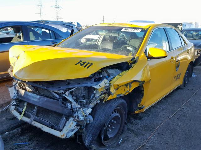 4T1BD1FKXEU112683 - 2014 TOYOTA CAMRY HYBR YELLOW photo 2