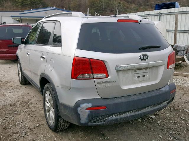 5XYKTDA20BG102810 - 2011 KIA SORENTO BA SILVER photo 3