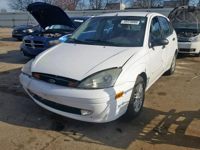 3FAFP37303R193882 - 2003 FORD FOCUS ZX5 WHITE photo 2