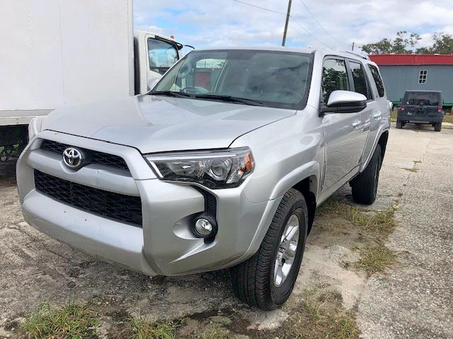 JTEBU5JR4J5577914 - 2018 TOYOTA 4RUNNER SR Srebrny zdjęcie 1