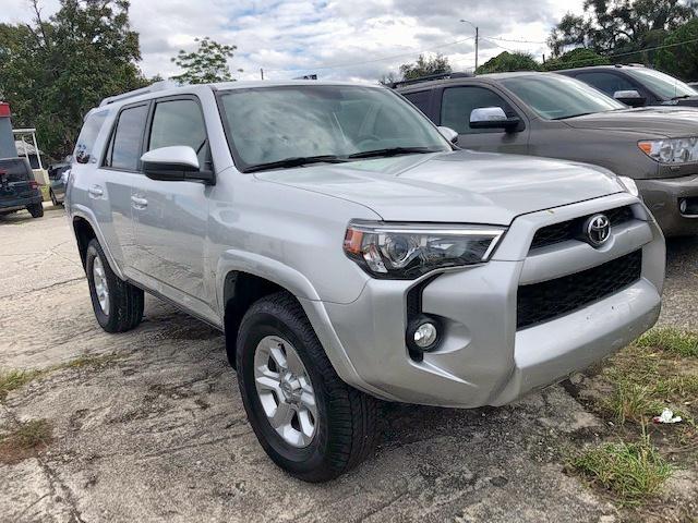 JTEBU5JR4J5577914 - 2018 TOYOTA 4RUNNER SR Srebrny zdjęcie 2