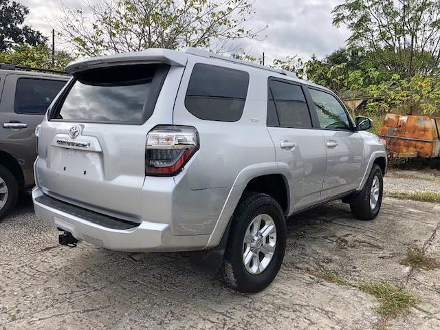 JTEBU5JR4J5577914 - 2018 TOYOTA 4RUNNER SR Srebrny zdjęcie 3