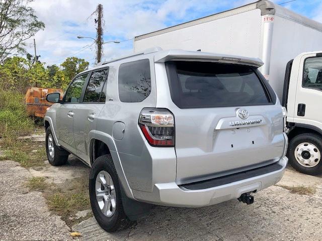 JTEBU5JR4J5577914 - 2018 TOYOTA 4RUNNER SR Srebrny zdjęcie 4