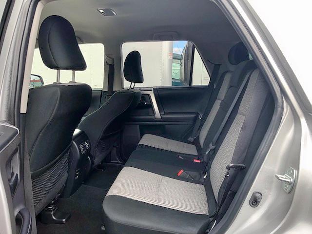 JTEBU5JR4J5577914 - 2018 TOYOTA 4RUNNER SR Srebrny zdjęcie 6