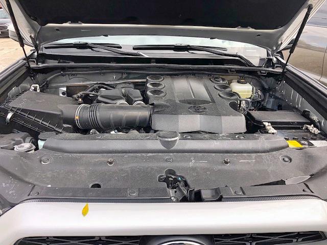 JTEBU5JR4J5577914 - 2018 TOYOTA 4RUNNER SR Srebrny zdjęcie 7