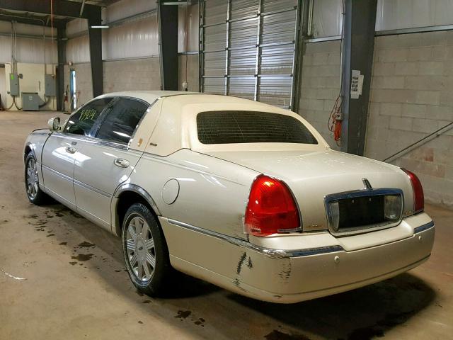 1LNHM83W94Y613775 - 2004 LINCOLN TOWN CAR U CREAM photo 3