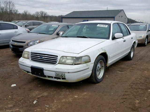 2FAFP74W1WX106521 - 1998 FORD CROWN VICT WHITE photo 2