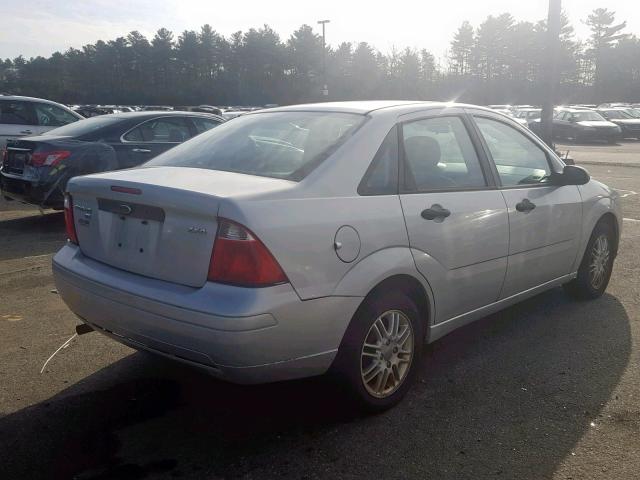 1FAFP34N45W285311 - 2005 FORD FOCUS ZX4 SILVER photo 4