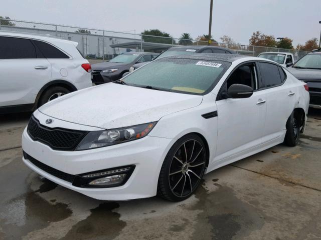 5XXGR4A60CG020394 - 2012 KIA OPTIMA SX WHITE photo 2