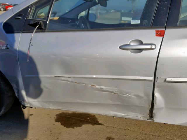 JTDKARFP9H3012642 - 2017 TOYOTA PRIUS PRIM 银色 照片 9