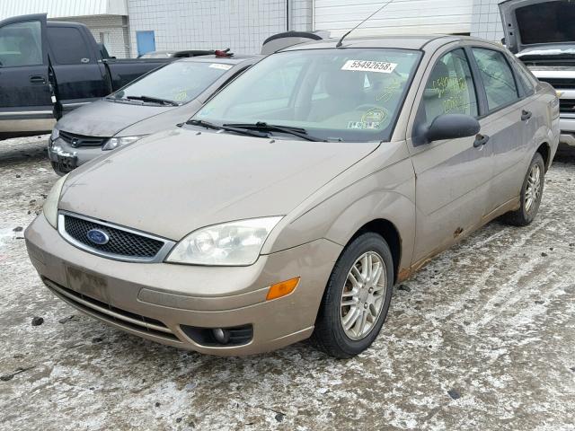 1FAFP34NX5W156389 - 2005 FORD FOCUS ZX4 TAN photo 2