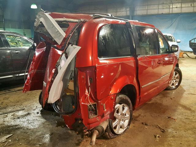 2A8HR54179R627329 - 2009 CHRYSLER TOWN & COU RED photo 4